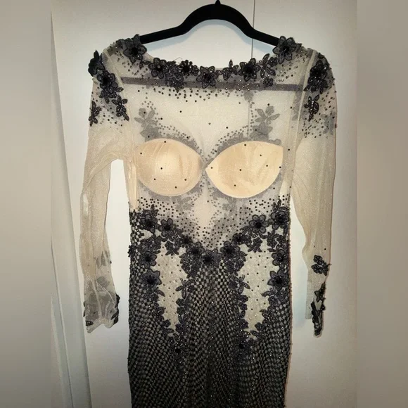 Elegant Black and Cream Floral Dress - Picture 7 of 9